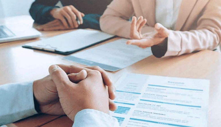 des personnes sur table qui discute autours de cvs